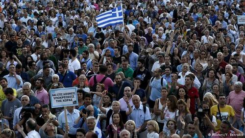 Тысячи греков вышли с протестом: хотят остаться в еврозоне
