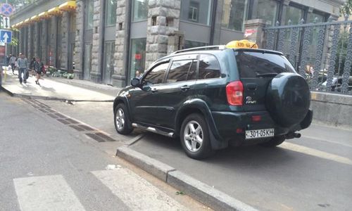 «Герой» парковки и жлобства: таксист хотел «сбить» с иностранки 200 грн за 5 минут езды