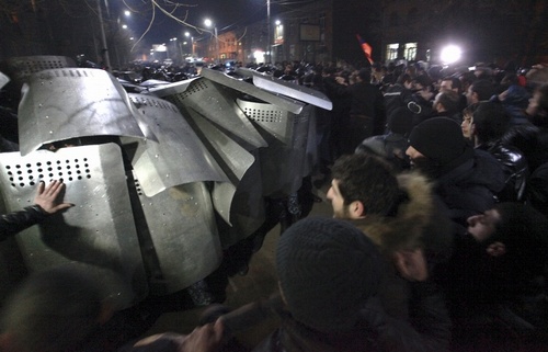 В столице Армении полиция водометами разогнала митинг. ВИДЕО
