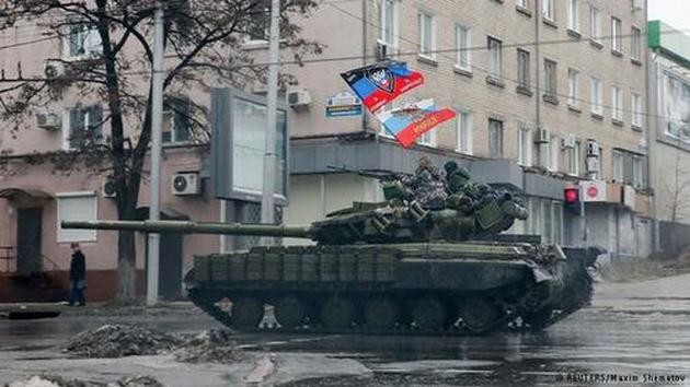 ДНРовцы прикрывают танковые колонны пассажирскими автобусами 