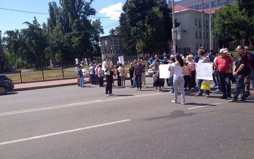 В Киеве владельцы киосков облили технику бензином и заблокировали дорогу