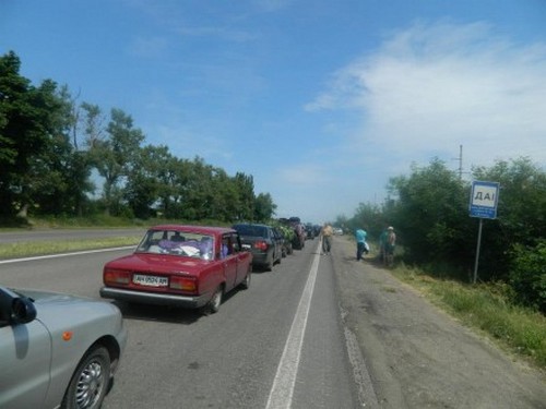 На трассе Мариуполь-Донецк  очередь из сотни машин. Люди ночуют в поле. ФОТО