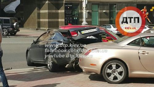 Девочка-подросток на Lexus устроила ДТП в Киеве. ФОТО