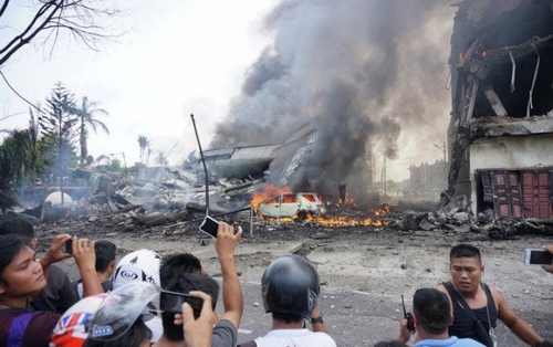 В Индонезии самолет упал на жилые дома, есть погибшие. ФОТО, ВИДЕО