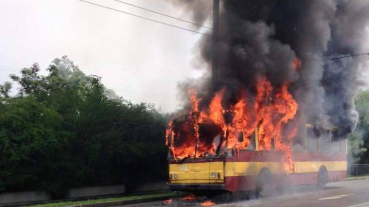 Во Львове на ходу вспыхнул автобус: пламя полностью охватило транспорт
