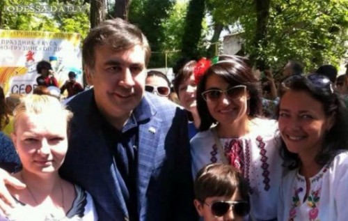 Саакашвили устроил аншлаг во взорванном одесском кафе. ВИДЕО