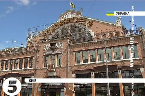 В центре Киева со здания уже убрали советскую символику