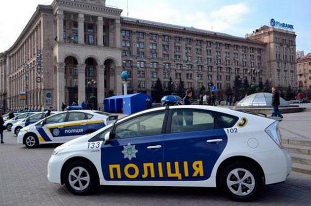 Полицейским в Киеве не доверили жезл: регулируют движение руками. ВИДЕО
