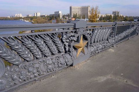 В Киеве декоммунизация начнется с советских звезд на мосту Патона
