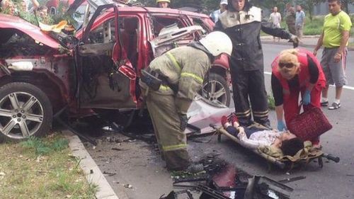 В Донецке посреди дороги взорвалось авто с женщиной за рулем. ФОТО