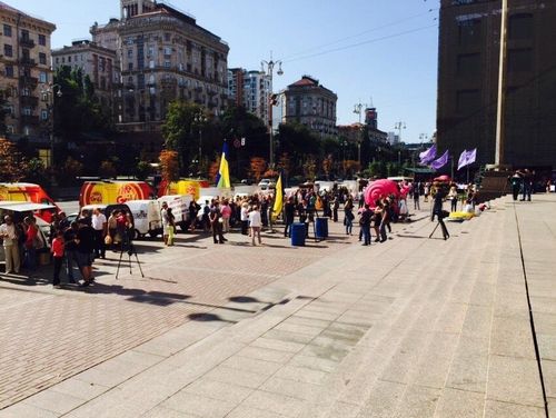 В центре Киева митингуют шаурма-мобили