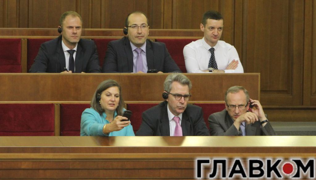 «Особый статус» для Нуланд, или Кому нужны такие изменения в Конституцию?