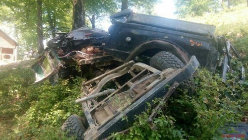На Закарпатье упал в пропасть грузовик: один погибший, 18 раненых