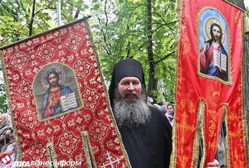 По Киеву крестный ход пронес чудотворныеи иконы. ФОТО