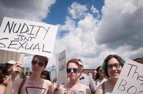 В канадском городе прошел топлес-протест: женщины показали грудь и требовали расслабиться