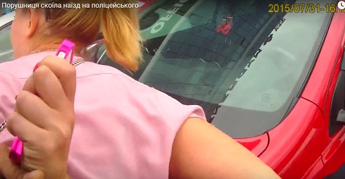 Женщина-водитель, наехавшая на полицейских в Киеве: «У меня муж милиционер! Вас всех уволят!». ВИДЕО