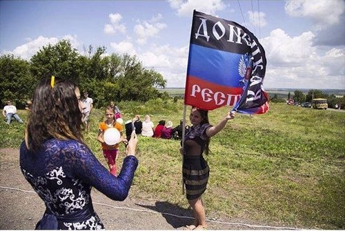 В ДНР некрофильская «мода»: селфи на фоне места катастрофы MH17. ФОТО