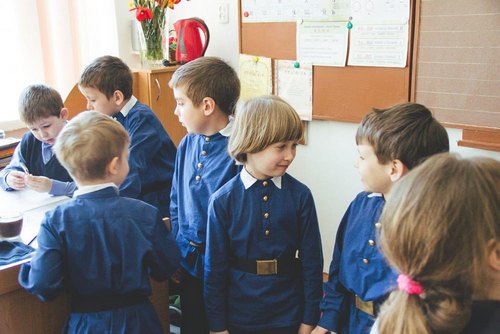 В крымские школы вернули форму царской эпохи 