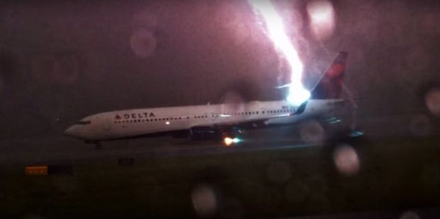 Молния прицельно ударила в самолет. ВИДЕО