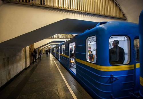 В киевском метро молодчики избили темнокожего подростка. Милиция не защитила