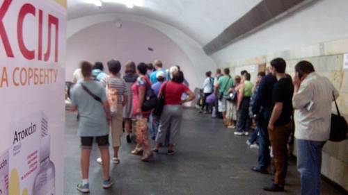 В киевском метро пассажиры становятся в очередь