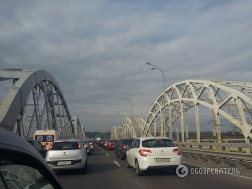 Киев застрял в пробках: стоят три моста
