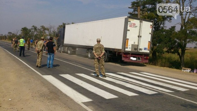 У водителя фуры сдали нервы: пошел на таран активистов блокады Крыма. ФОТО