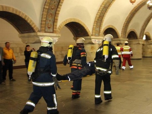 «Пожар» в киевском метро: спасатели гасили панику и выносили раненых. ФОТО, ВИДЕО