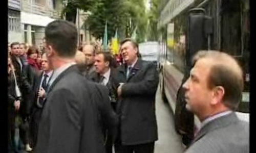 Знаменательная годовщина: «убийство» Януковича яйцом. ВИДЕОклассика