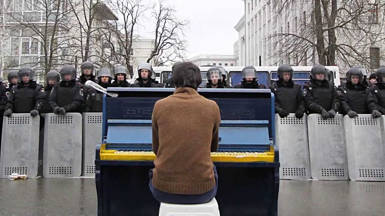 Пианист-экстремист с Майдана сыграл в Мелитополе. ВИДЕО