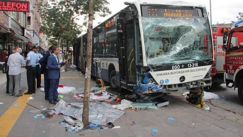 В столице Турции автобус врезался в остановку, погибли 12 человек. ФОТО