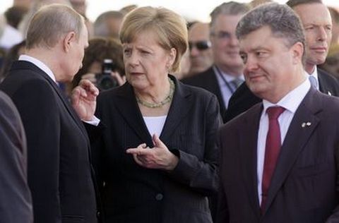 Порошенко и Путин пожали руки. ВИДЕО