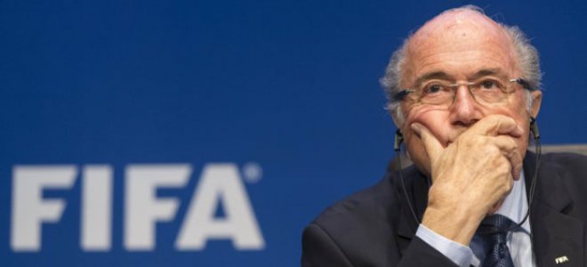 Блаттер продолжает упрямо держаться за кресло президента ФИФА 