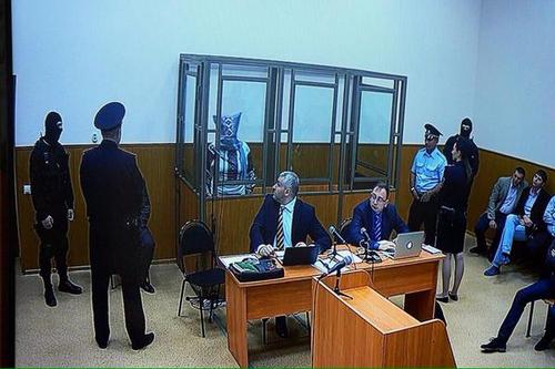 Допрос в ростовском суде: Савченко надела на голову мешок. ФОТО