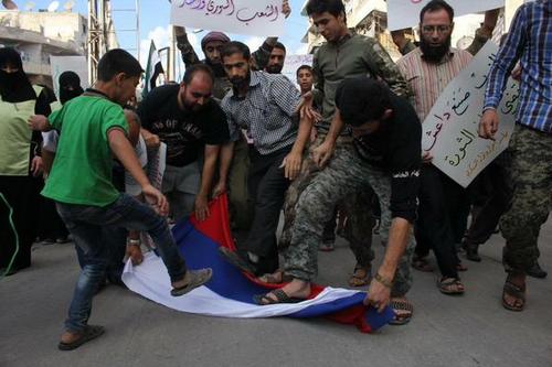 Сирийцы в знак «благодарности» за бомбежки  растоптали флаг РФ. ФОТО