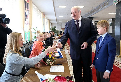 ЦИК Беларуси: Явка превысила 50%. Лукашенко голосовал с наследником. ВИДЕО