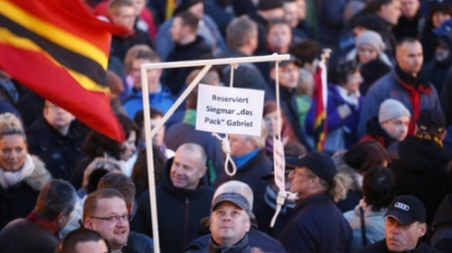 В Германии из-за мигрантов для Меркель поставили «виселицу». ФОТО