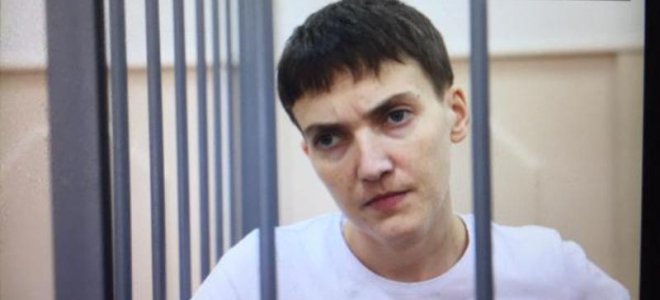 Савченко судят под надзором людей с пулеметами
