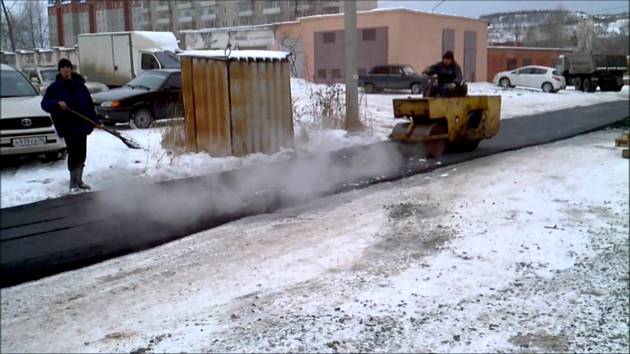 Российские дорожники уложили асфальт прямо на снег. ВИДЕО