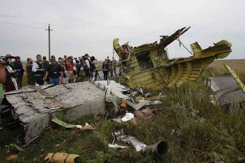 СМИ: боевики вскрывали тела жертв крушения МН17