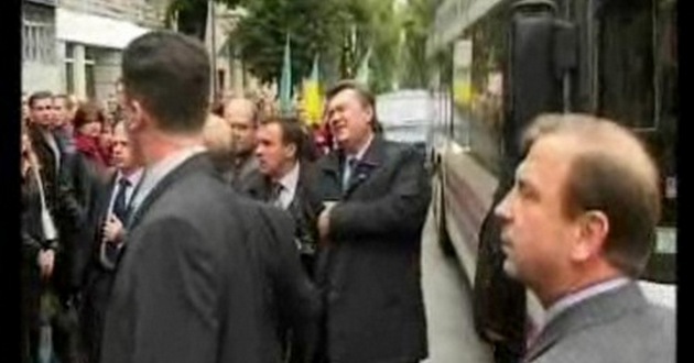 Янукович требует от Украины защитить его права
