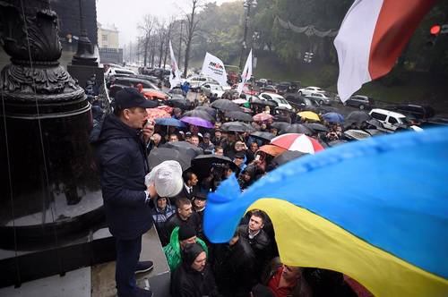 Ляшко отобрал у Тимошенко предвыборную тему и переночевал под Кабмином. ФОТО, ВИДЕО