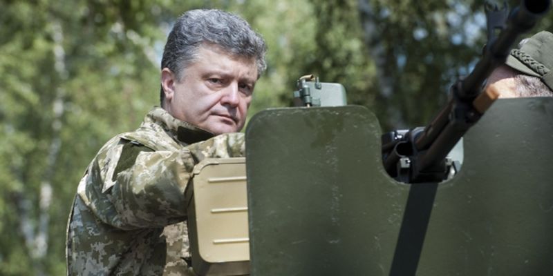Порошенко: Боевики сегодня начали отводить танки в районе Новоазовска 