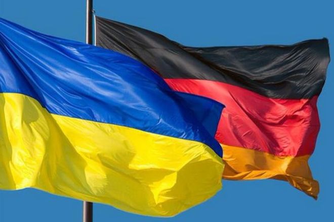 Меркель и Яценюк договорились о создании германской торгово-промышленной палаты в Украине 