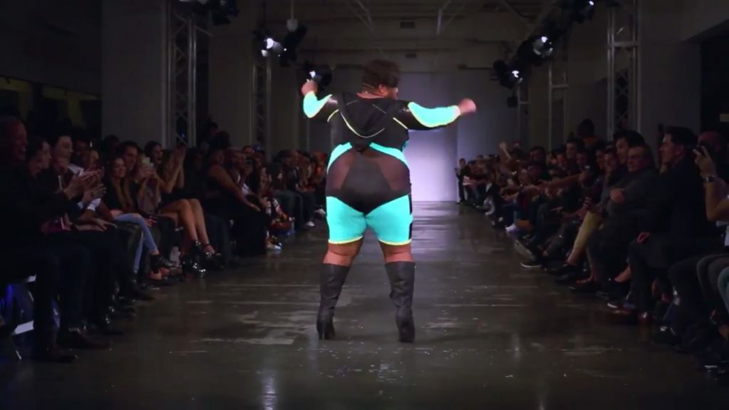 Мужчина plus-size устроил жаркие танцы на подиуме. ФОТО