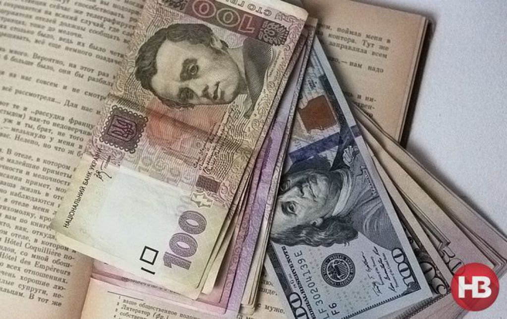 За год заработки украинцев в долларовом эквиваленте рухнули на треть