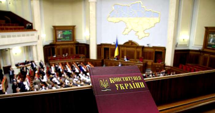 Конституционная комиссия одобрила изменения в Конституцию в части правосудия 