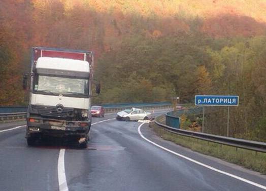 ДТП на трассе Киев-Чоп: водитель иномарки не пережила столкновения с грузовиком. ФОТО 