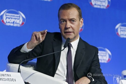 Медведев объяснил россиянам, что в бедности жить проще