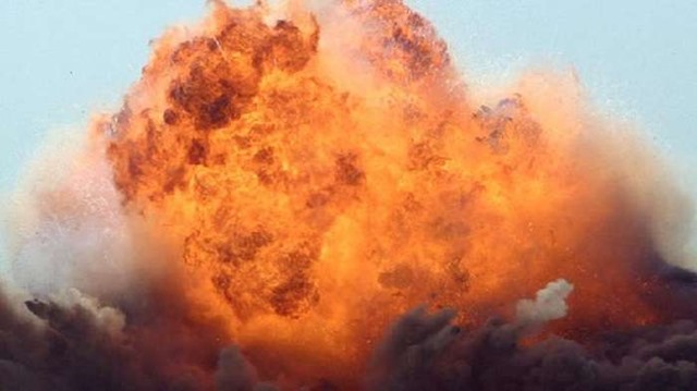 Взрыв в центре Житомира: обломки разлетелись по всей улице